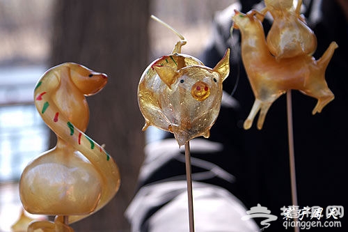 湖边的街道早已被各式各样的小贩包围，虽说那份吆喝的喧闹与适才的宁静并不相符，但可爱的糖人、泥塑，精巧的竹编却仍在灿烂的春光中欢迎着远道而来的客人。