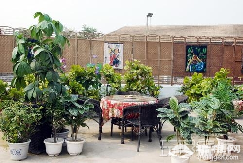 滇味麻辣传说 水岸荷花入眼来