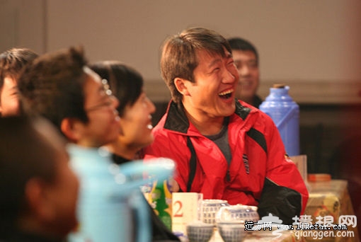 听相声的年轻人，开怀大笑 摄影：花语