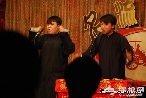 年轻的相声演员,演的是传统段子《学聋哑》 摄影:夏宇飞 年轻的相声演员,演的是传统段子《学聋哑》 摄影:夏宇飞