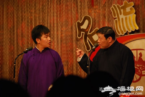 《八扇屏》左边的在用“莽撞人”揶揄人。右侧黑长袍者为杨威,杨少华长子 摄影:夏宇飞 《八扇屏》左边的在用“莽撞人”揶揄人。右侧黑长袍者为杨威,杨少华长子 摄影:夏宇飞