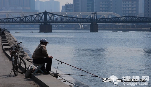 闲来垂钓海河边 摄影：夏宇飞