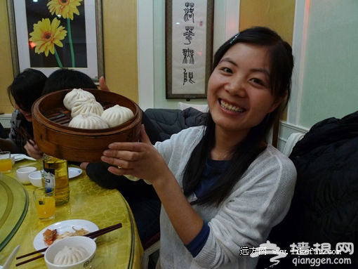 美女爱包子 摄影：王咩咩