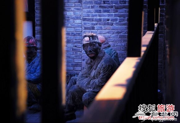 行为艺术一瞥：我们都是过客  来源：原始人（搜狐博客）