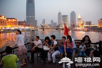 乘游艇赏海河夜色