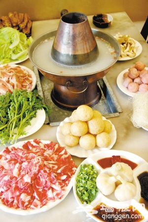 夏天吃火锅 更具豪爽情[墙根网]