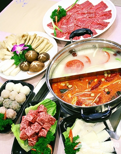 夏天吃火锅 更具豪爽情[墙根网]