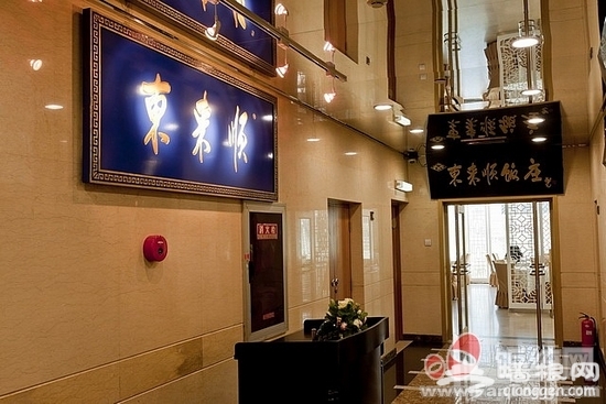 夏天吃火锅 更具豪爽情[墙根网]