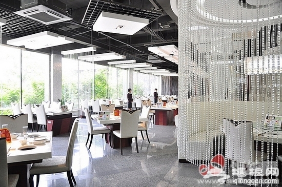 夏天吃火锅 更具豪爽情[墙根网]