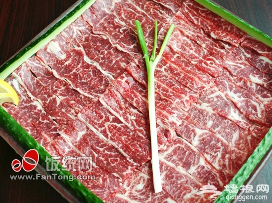 夏天吃火锅 更具豪爽情[墙根网]