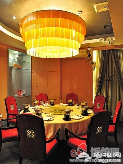 夏天吃火锅 更具豪爽情[墙根网]