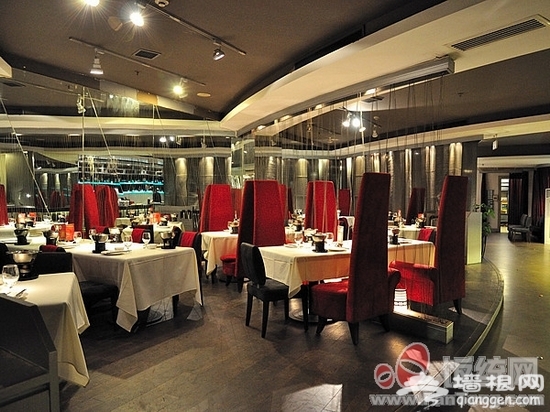夏天吃火锅 更具豪爽情[墙根网]