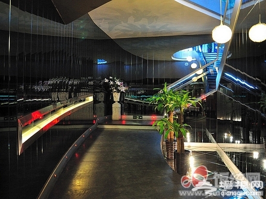 夏天吃火锅 更具豪爽情[墙根网]