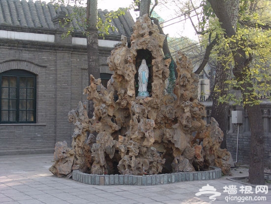 避免职场过劳 下班后在京城内闲庭漫步