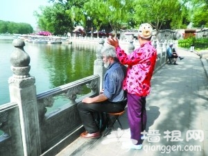 什刹海边按摩赏景 游客“享受”非法经营