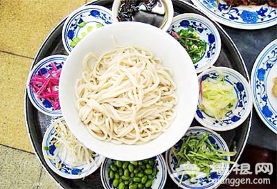 夏日一碗冰凉面！[墙根网]