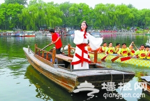 什刹海畔吟诵《九歌》祭诗魂