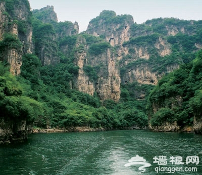 京郊避暑游：龙庆峡大峡谷中“水上飞”