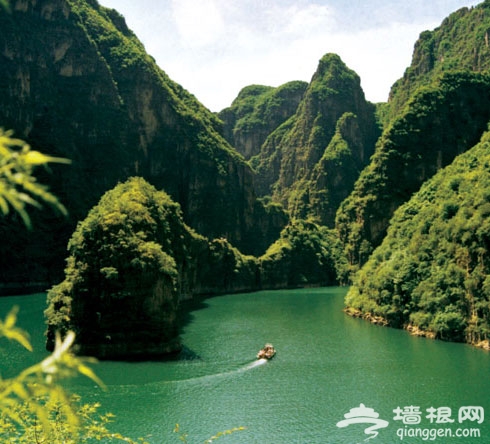 京郊避暑游：龙庆峡大峡谷中“水上飞”