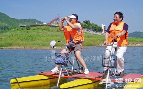 做一回“飞人” 金海湖玩水上飞伞
