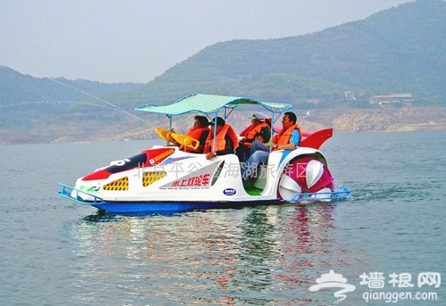 做一回“飞人” 金海湖玩水上飞伞