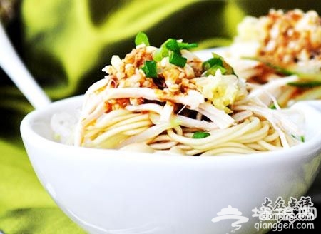 招牌凉面名不虚传 夏日最凉爽小吃