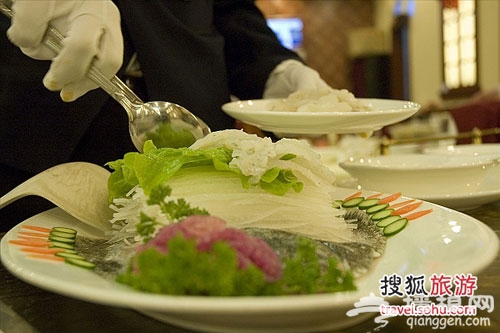大雨来袭餐厅里吃海鲜 动手自助做大胃王