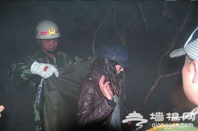 16学生被困箭扣野长城 中秋雨夜深山救援
