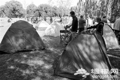市民选择在公园搭帐篷里度过假期