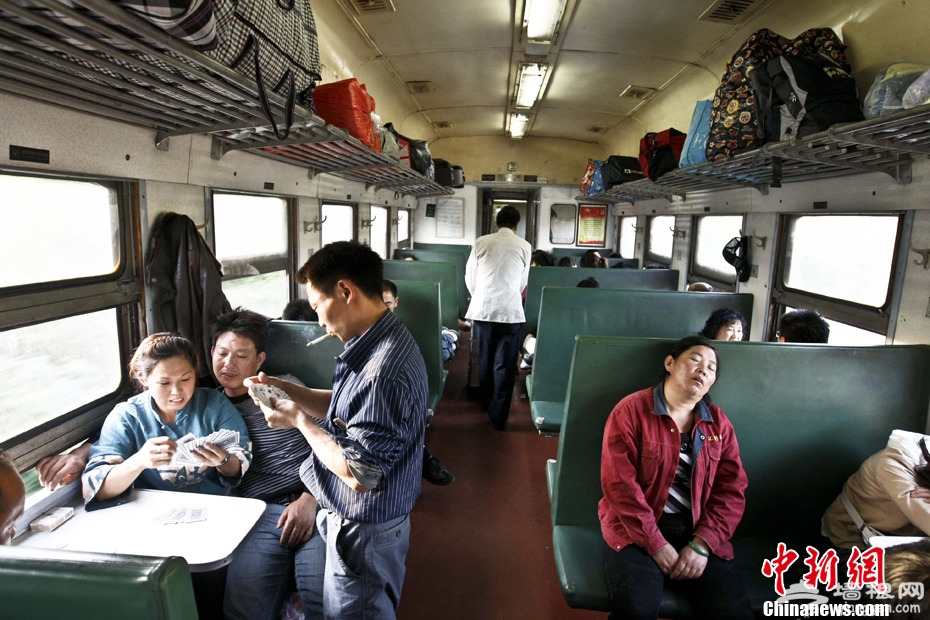 实拍“北京最便宜火车”：绿皮车里的慢生活[墙根网]