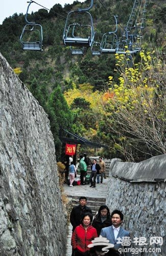 缆车停运，游客徒步上下山。