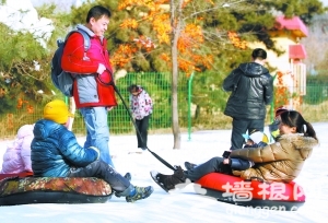 京城市民在石景山游乐园尽情享受冰雪乐趣[墙根网]