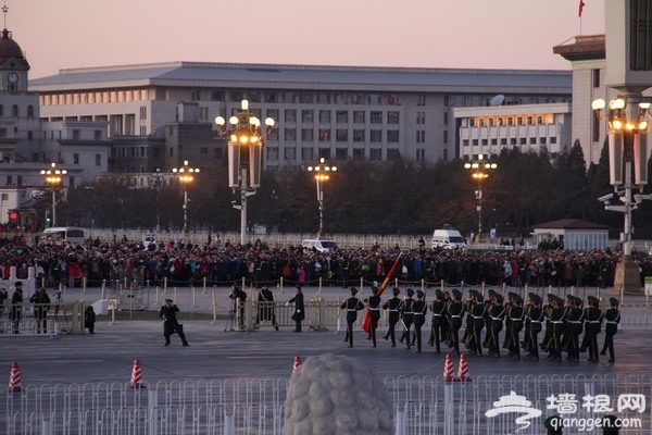 2012元旦游客首次在天安门观礼台观看升国旗仪式