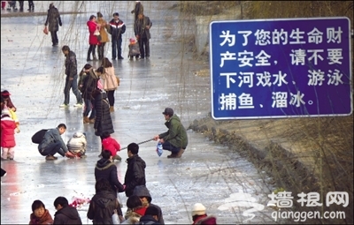 市民无视警示 冒险溜冰