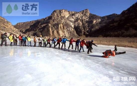大家在冰上尽兴的玩 (摄影：lijunying)