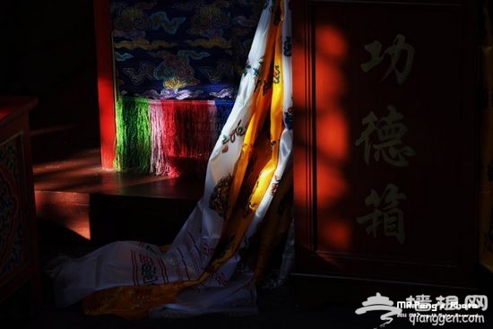 管钥匙的喇嘛帮我们打开了大门，这个屋子的正中间是小班禅讲经的座位。
