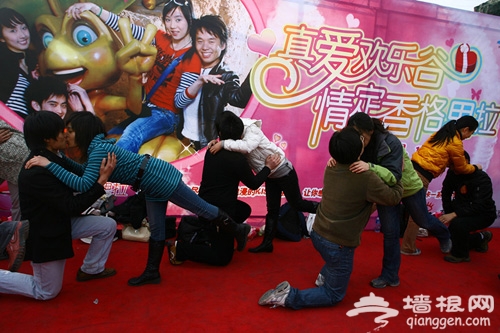 北京欢乐谷情人节当天将向第214对情侣赠送钻戒