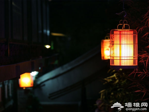 小院 迷离灯光浪漫情