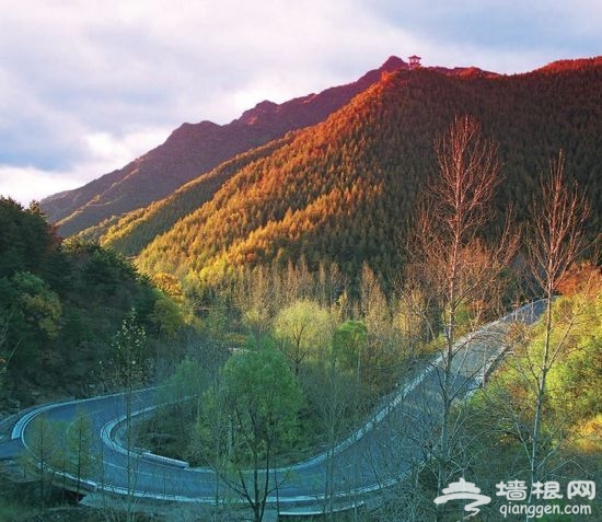 向晚京西景物奇，龙门如画亦如诗。(摄影：杨广成)