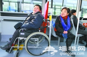 残疾人体验坐公交[墙根网]