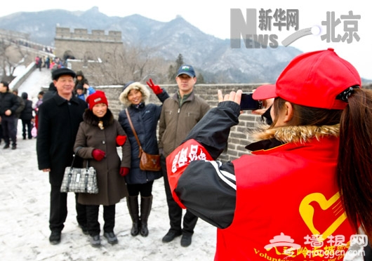 众多志愿者在八达岭长城“传递”雷锋精神