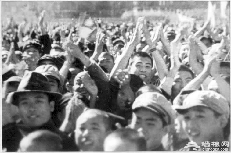 老照片：北京故宫太和殿举行的华北战区受降仪式[墙根网]