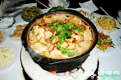 农家院里享美食 体味乡间淳朴情调