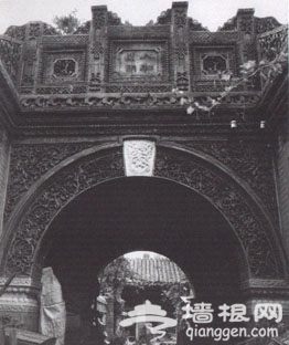 北京胡同中尚存的拱门砖雕