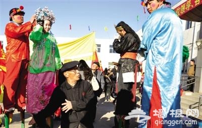 上辛堡村 700年古村落上演皇封春季庙会