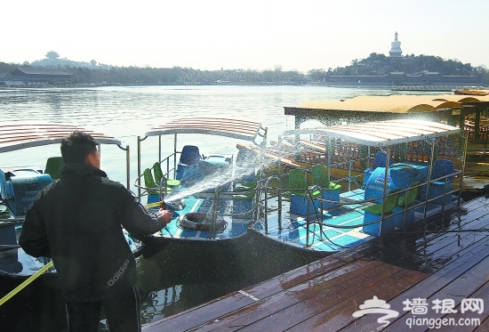 京城北海公园游船即将下水