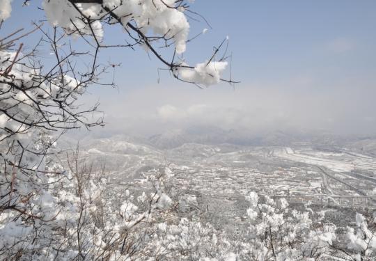 京城三月飞雪，银装京西古道