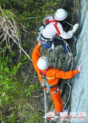 女子赏花遇山风被吹落百米悬崖