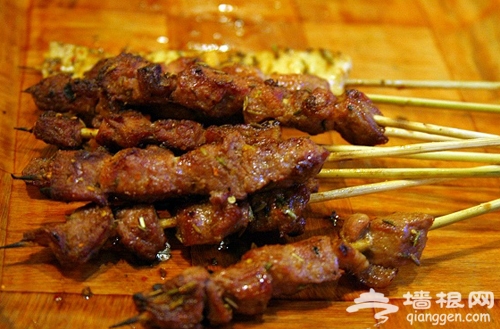 京城烤翅串飘香 美味对决各领风骚