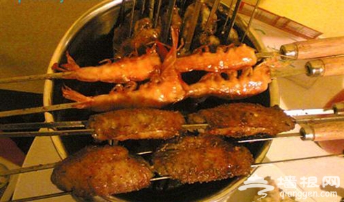 京城烤翅串飘香 美味对决各领风骚